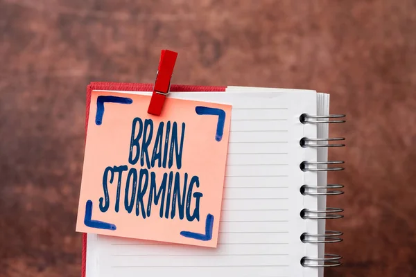 Υπογραφή εμφάνισης καταιγίδας εγκεφάλου. Επιχειρηματική επίδειξη Τόνωση της δημιουργικής σκέψης Ανάπτυξη νέων ιδεών Συζήτηση Brainstorming Η νέα ιδέα των λύσεων και απαντήσεων που αναζητούν περισσότερες ενδείξεις — Φωτογραφία Αρχείου