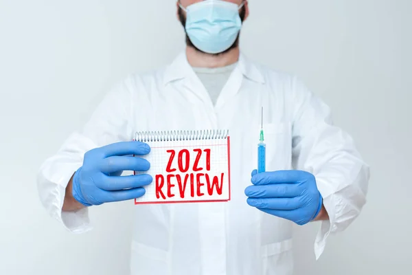 Inspirace ukazuje znamení 2021 Review. Slovo Napsáno o zapamatování si události v minulém roce hlavní akce nebo dobré show Výzkumník Zobrazování Virus Prevention Method, New Infection Cure Ideas — Stock fotografie