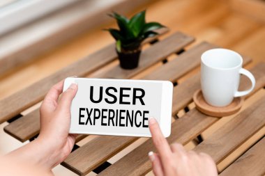 Kullanıcı Deneyimini gösteren metin işareti. İnsanları Birbirine Bağlayan Ses ve Görüntü Çağrı Yetenekleri adlı ürünü kullanan bir kişinin genel deneyimini kabul et