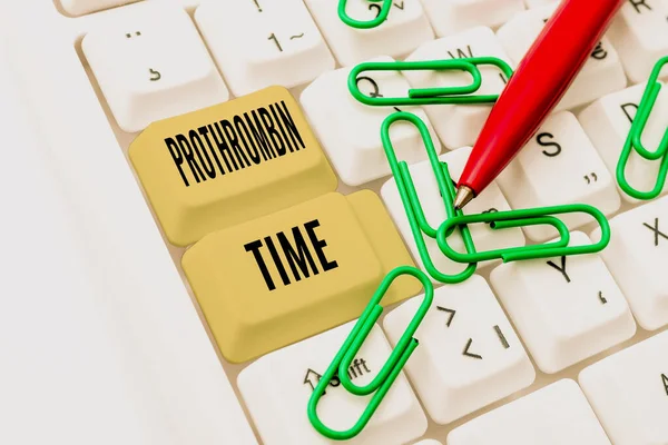 Texto mostrando inspiração Prothrombin Time. Palavra para avaliar sua capacidade de formar adequadamente coágulos sanguíneos Conectando-se com amigos on-line, fazendo aquisições na Internet — Fotografia de Stock