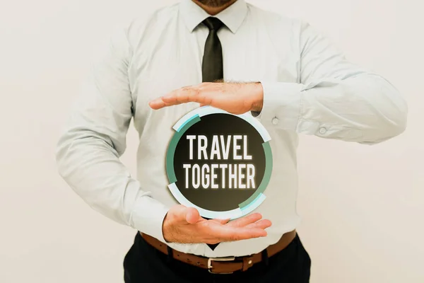 Sinal de texto mostrando Travel Together. Negócios mostram oportunidades para aprender e crescer juntos em uma aventura Apresentando novos planos e ideias Demonstrando processo de planejamento — Fotografia de Stock