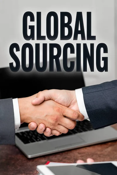 Fogalmi felirat Global Sourcing. Fogalmi fotó gyakorlat kereső áruk és szolgáltatások egy s határokon túl két professzionális jól öltözött vállalati üzletemberek kézfogás beltéri — Stock Fotó