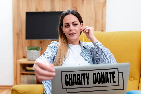 Textschild mit Charity Donate. Geschäftsidee Geschenk von einer Einzelperson an eine gemeinnützige Organisation Online-Unterricht beobachten, Lesen von Internet-Blogs, Lernen neuer Dinge — Stockfoto