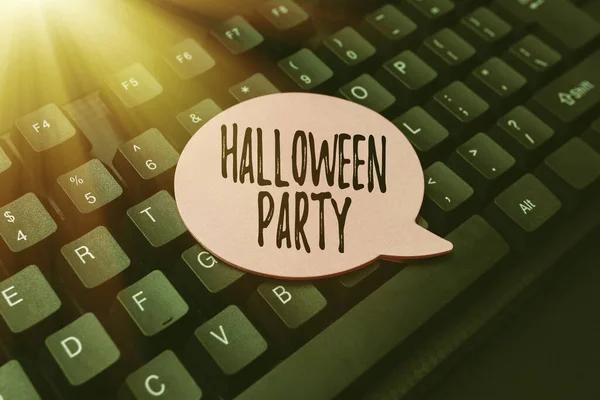 Bildunterschrift: Halloween-Party. Konzept für den Vorabend des christlichen Festes Allerheiligen Papiernotiz auf der Tastatur für Notizen am Notizbuch bei der Büroarbeit — Stockfoto