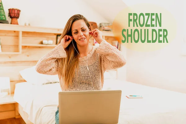 작중에서는 Frozen Shoulder 라고 불리기도 한다. 어깨 관절의 뻣뻣 함 과고통으로 특징을 이루는 컨셉트 사진 New And interesting Online Content, Blogging Daily Activities — 스톡 사진