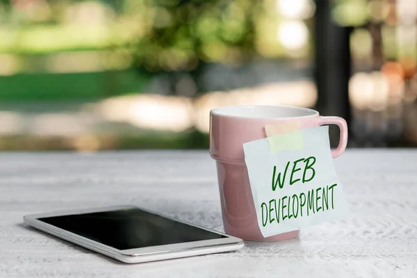 Inspiración mostrando signo de Desarrollo Web. Word Escrito en el trato con el desarrollo de sitios web para alojamiento a través de la intranet Calming And Refreshing Environment, Garden Coffee Shop Ideas —  Fotos de Stock