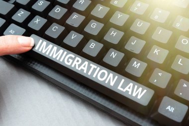 El yazısı, Göçmenlik Yasası. Bir vatandaşın Göç Sözcüğü, Yeni Günlük İçeriği Yazma, Film Betikleri Yazma, Bilgisayar Kodları Oluşturma, Seyahat Yapımında Yasaktır