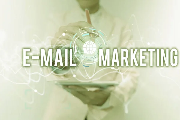 Tekst pokazujący inspirację E Mail Marketing. Biznes showcase e-commerce Reklama Sprzedaż online Biuletyny promocyjne Kobieta w mundurze Korzystanie Futurystyczny ekran holograficzny komórkowy. — Zdjęcie stockowe