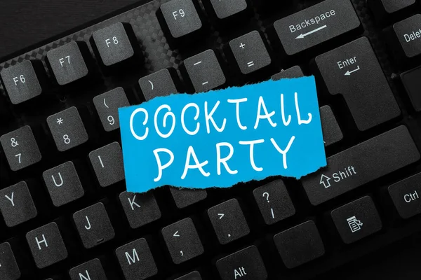 Текст, показывающий вдохновение коктейльной вечеринки. Концепция, означающая официальную вечеринку с алкогольными напитками, как правило, ранним вечером — стоковое фото