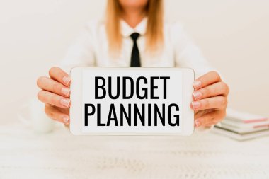 Bütçe Planlama ilhamını gösteren bir metin. İş konsepti Yeni Uygulama Geliştiricisi Sunar, Geliştirilmiş Aygıt Görüntülenir, Geçerli ve gelecekteki harcamalar hakkında yazılı açıklama