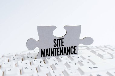 Site Bakımı sunan metin başlığı. Yeni Fikirler ve Plan Geliştirmesi Yazan İletişim için web sitesini güncellenmiş ve hatasız bilgisayar dizüstü bilgisayarının korunması için sözcük