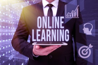 Kavramsal başlık Çevrimiçi Öğrenme. İnternet 'in yardımıyla Larning' i ve Ofisteki Bilgisayar Adamı Üniformalı Tutucu Tableti Yeni Modern Teknoloji 'yi Göstererek Kavrama.