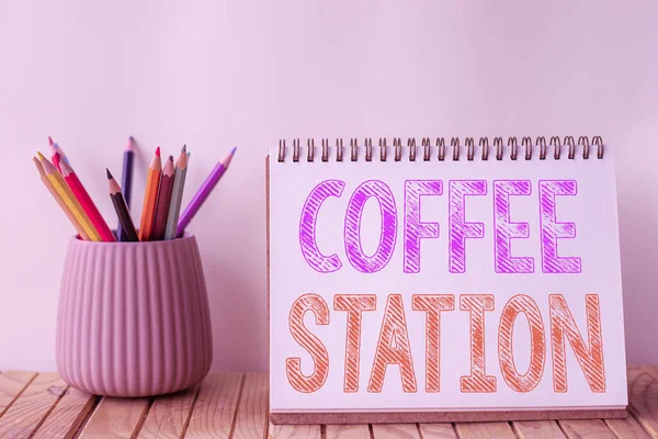 Text zeigt Inspiration Coffee Station. Geschäftsidee ein kleines informelles Restaurant, in dem heiße Getränke serviert werden Leere Spirale Notizbuch Bunter Stapel Bleistifte im Container Auf dem Schreibtisch. — Stockfoto