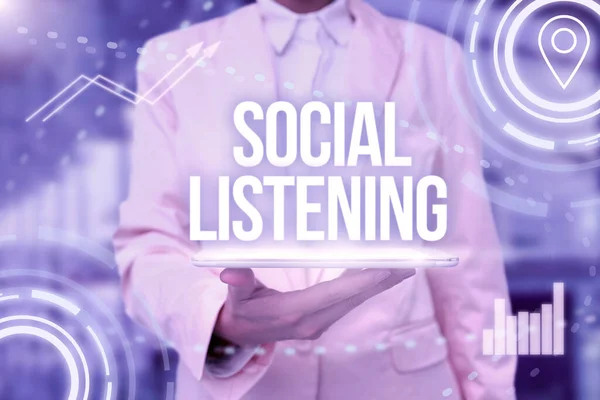 Teksten weergeven Social Listening. Internet Concept analyseren van de gesprekken en trends van uw product Lady Uniform Standing Tablet Hand presenteren Virtual Modern Technology — Stockfoto