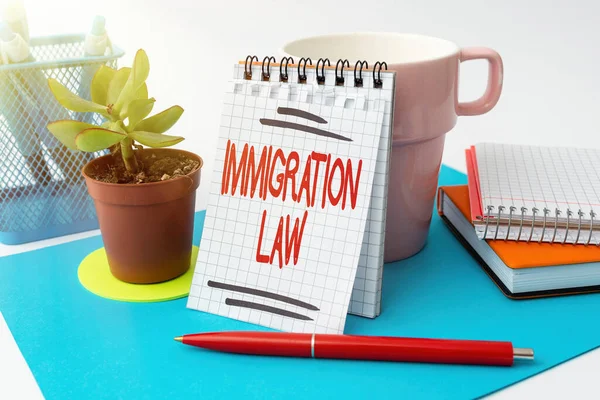 Znak tekstowy pokazujący Prawo Imigracyjne. Prezentacja biznesowa Emigracja obywatela jest zgodna z prawem podczas podróży Sprzątanie miejsca pracy Narzędzia do pisania i sprzęt do notatek — Zdjęcie stockowe