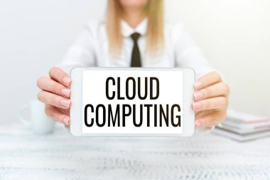 İlham veren Cloud Computing 'i gösteren metin. İş fikri, İnternet Uygulama Geliştiricisi Sunucu Sunucu Yeni Program Sunan, Yükseltilmiş Aygıt Görüntüleyen uzak sunucu ağını kullan