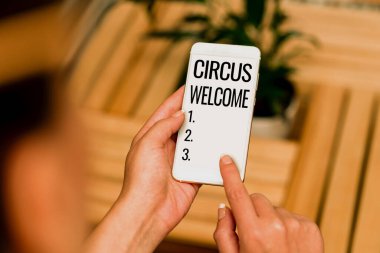 El yazısı, Sirk Hoş Geldiniz. İnsanları Bir Araya Bağlayan Yetenek, Cüretkar Ses ve Görüntü Yetenekleri Sergisi