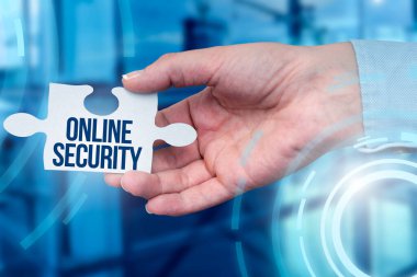 Çevrimiçi Güvenlik sunan metin başlığı. İnternet Konsepti, Yeni Gelecek Teknolojilerinin Kilidini Açan Yapboz Parçasına yönelik saldırılara karşı korunma kuralları.