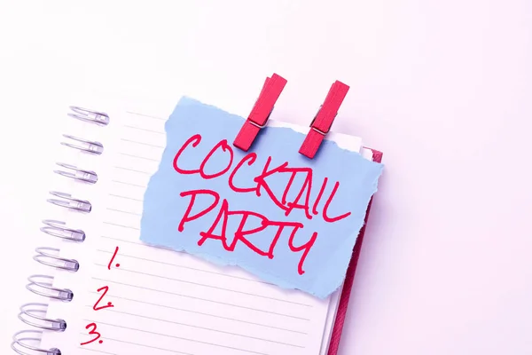 Tekst pokazujący inspirację Cocktail Party. Przegląd biznesu Formalna impreza z napojami alkoholowymi zazwyczaj wczesnym wieczorem Kolorowe Perpective Pozytywne myślenie Kreatywne pomysły i inspiracje — Zdjęcie stockowe