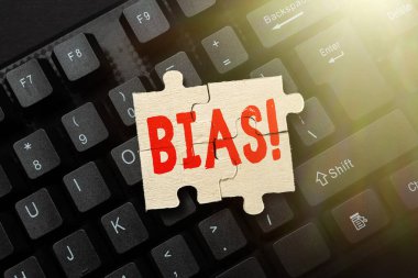 Bias 'ı gösteren mesaj işareti. Çevrimiçi Günlükler Yaratan, Yeni Yazılar Yazan, Yeni Başlıklar Yapan tek bir kişi grubu için eğilim veya önyargı anlamına gelen kavram