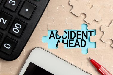 Önümüzde bir kaza olduğunu gösteren bir mesaj var. Talihsiz olay üzerine yazılan sözcük Detur Ayrıntılarına Hazırlan Sonuncusu Eksik Parçalı Tamamlanmamış Bir Beyaz Yapboz Deseni Bulmacası