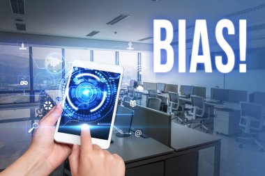 Önyargıları gösteren bir işaret. Bir kişi grubunun dizüstü bilgisayarı, çapraz bacaklı bir kadının kucağında dinleniyor ya da ona karşı önyargı ya da eğilim sözcüğü.