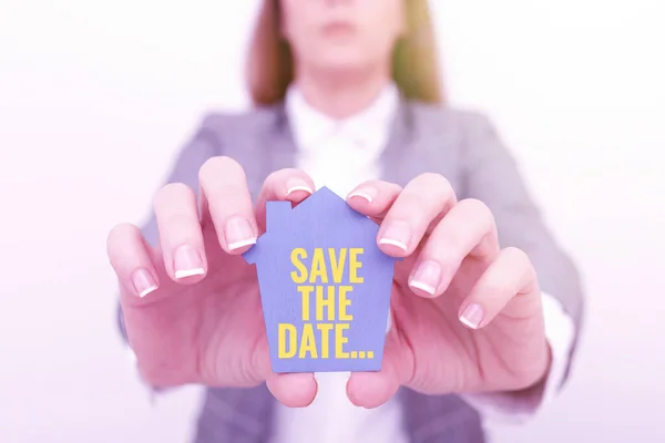 Escrevendo exibindo texto Save The Date. Palavra para lembrar dias importantes específicos ou tempo usando o calendário Uma mulher de negócios Jovem Segurando Apresentando Home In Business Outfit — Fotografia de Stock