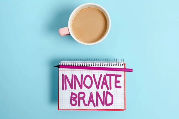 Ручний знак писемності Innovate Brand. Огляд бізнесу, значущий для інноваційних продуктів, послуг та іншого відображення різного кольору наклейки нотатки розташовані на плоскій площині тла — стокове фото
