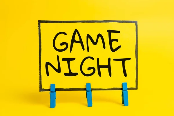 게임의 밤 (Game Night) 은 게임의 밤이다. 비즈니스 쇼 케이스는 일반적으로 성인들의 플레이 데이트, 예를 들면 포커와 같은 화려 한 아이디어 전시, 신선 한 생각을 전달하는 메시지를 담고 있다. — 스톡 사진