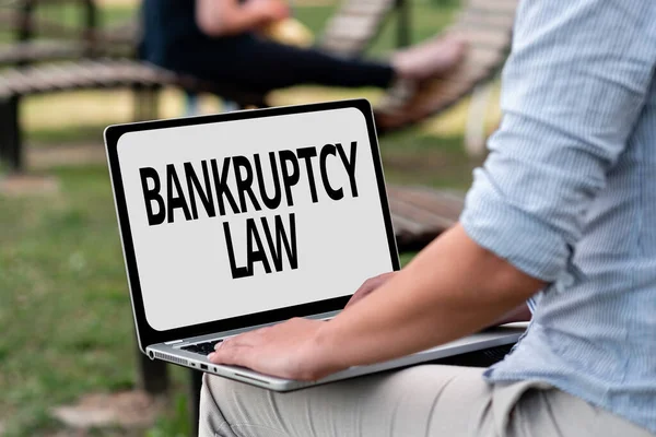 Bankruptcy Law 를 표시하는 서명. 인터넷 개념은 채무자인 온라인 잡스와 사람들을 연결하는 작업을 돕기 위해 고안 된 것이다. — 스톡 사진