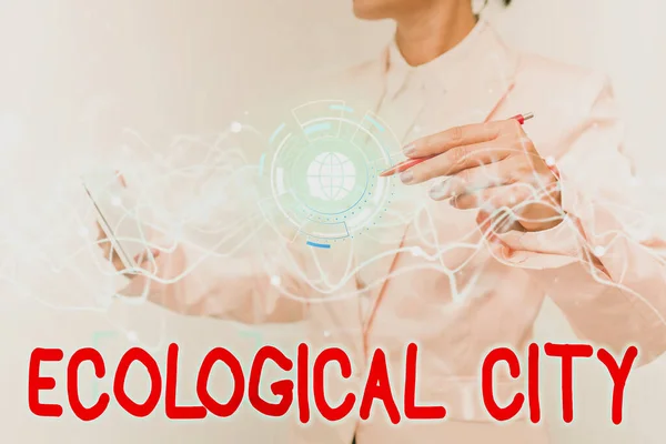 Testo calligrafico Ecological City. Concetto che significa insediamento umano modellato sulla struttura autosufficiente Lady In Uniform Using Futuristic Mobile Holographic Display Screen. — Foto Stock