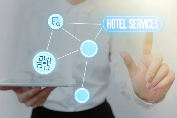 Inspiración mostrando signo Servicios del Hotel. Servicios del concepto de negocios Servicios del alojamiento y alojamiento Lady Holding Tablet Presionando el botón virtual Mostrando tecnología futurista. — Foto de Stock