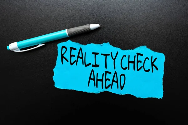 Tekst bijschrift presenteren Reality Check Ahead. Zakelijk concept laat hen de waarheid herkennen over situaties of moeilijkheden Nieuwe heldere ideeën bedenken Creativiteit en inspiratie vernieuwen — Stockfoto