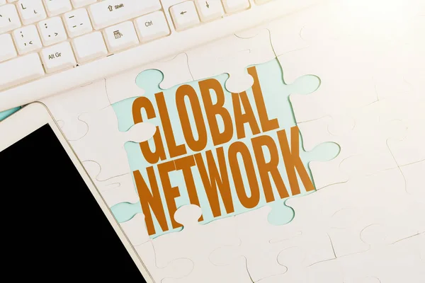 Content title Global Network. Всякая коммуникационная система, которая охватывает всю Землю, строит недостроенную белую головоломку с пропуском последнего. — стоковое фото