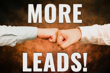 Metin Daha Fazla İpucu gösteriliyor. Tüketicilerin ürün ya da hizmetlerle ilgilenmesi üzerine yazılan iki Profesyonel İyi Giyimli İşadamı İç Salonda El sıkışırken