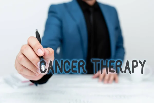 암 치료법 (Cancer Therapy) 이란 글을 쓴다. 수술을 받은 환자의 전반적 인 암 치료에 관한 논의 중요 한 아이디어를 제시하고 사업 계획을 설명하는 것 — 스톡 사진