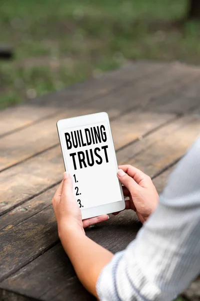 Tekst die inspiratie toont Building Trust. Word Written on activity of emerging trust between showing to work effective Online Jobs And Working Remotely Connecting People Together — Stockfoto