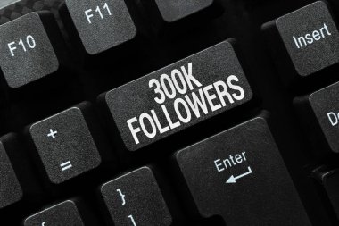 Metin başlığı 300K takipçilerini gösteriyor. Instagram 'da birini takip eden, İnternet' e yeni mesajlar gönderen, Görsel Romanlar yaratan, Kısa Hikayeler yazan kişilerin sayısını kavra