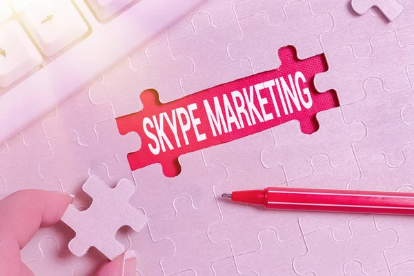 Handschrift Skype Marketing. Business concept apps die gespecialiseerd zijn in het verstrekken van video chat en stem Building An Unfinished White Jigsaw Pattern Puzzle With Missing Last Piece — Stockfoto