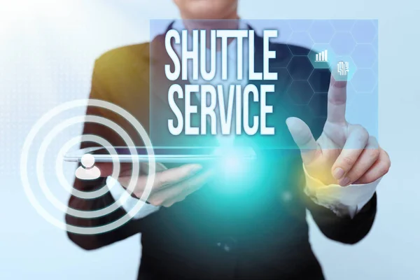 Schrijven met tekst Shuttle Service. Conceptuele foto bedoeld om passagiers te vervoeren tussen twee vaste punten Vrouw in pak Holding Tablet wijzend vinger op Futuristische Virtual Button. — Stockfoto