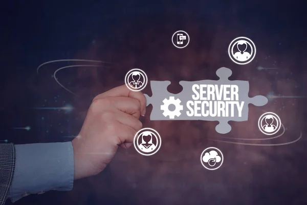 Konzeptionelle Bildunterschrift: Server Security. Geschäftsidee Webserver, der sichere Online-Transaktionen garantiert Hand Holding Puzzleteil Erschließung neuer futuristischer Technologien. — Stockfoto