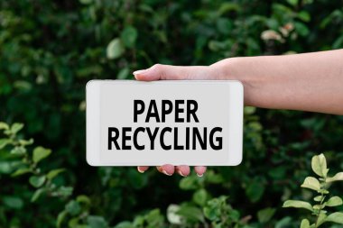 İlham Kağıt Geri Dönüşümü 'nü gösteren metin. Atık kağıtların geri dönüştürülmesi üzerine yazılan sözcük Ses ve Görüntü Arama Yetenekleri İnsanları Birleştirir