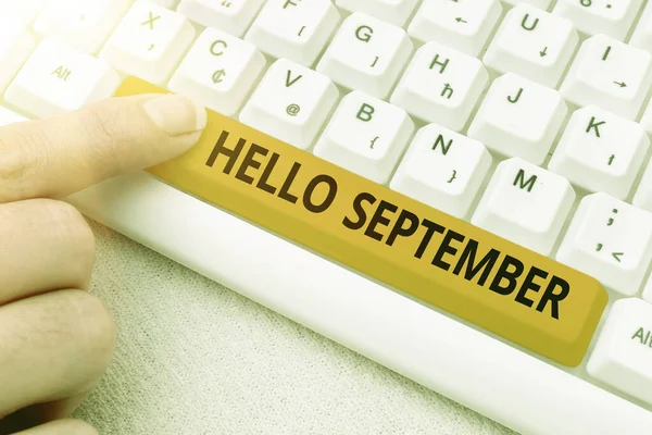 Señal que muestra Hello September. Foto conceptual Deseando ansiosamente una cálida bienvenida al mes de septiembre Creación de un nuevo concepto de juego de mecanografía, Soluciones abstractas de problemas de mecanografía —  Fotos de Stock