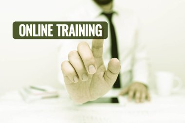El yazısı tabelası Online Training. İş konsepti, eğitim programını elektronik ortamdan alıp İletişim Teknolojisi Akıllı Telefon Ses ve Video Çağrısını sunmak anlamına gelir