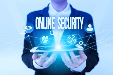 Çevrimiçi Güvenliği gösteren mesaj işareti. İnternet Üniformalı Kadın Holding Phone ve Geleceğin Sanal Görüntüsünü Gösterme saldırılarına karşı korunma kuralları