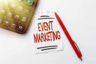 Olay Pazarlama 'yı gösteren metin işareti. İş yaklaşımı, ürün hesaplama harcamaları bütçeleme fikirleri matematik çözümleri ve fikirleri desteklemek için ekran geliştirme sürecini tanımlar