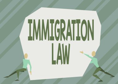 Metin Göçmenlik Yasası gösterimi yazılıyor. Bir yurttaşın kavramsal göçü, iki erkeğin seyahat ederken çektirdiği fotoğraflarda serbest kalmak için ekstra büyük kayayı kaldırmaya çalışmasına izin verir..