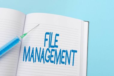 Dosya Yönetimini sunan metin başlığı. Yeni Virüs Tıbbının Önemli Tıbbi Notlar Laboratuvarı Testi için kullanıcı arayüzü sağlayan kavramsal fotoğraf bilgisayar programı