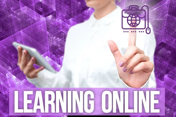 Текст почерка Learning Online. Бизнес-идея Узнайте что-то новое с помощью Интернета и технологии Леди в единообразном стоя держать телефон Виртуальная кнопка пресса Футуристические технологии. — стоковое фото