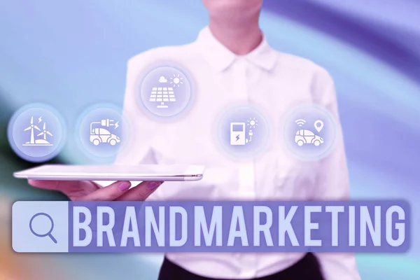 Πινακίδα κειμένου που δείχνει μάρκετινγκ μάρκας. Internet Concept Δημιουργώντας επίγνωση για τα προϊόντα σε όλο τον κόσμο Lady Uniform Standing Tablet Hand Παρουσιάζοντας την εικονική σύγχρονη τεχνολογία — Φωτογραφία Αρχείου